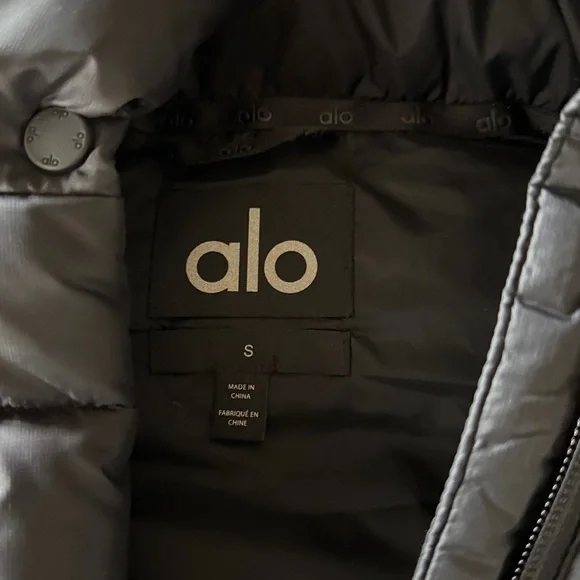 ALO Yoga NWT Women's Black Gold Rush Puffer Vest SZ S - Picture 4 of 5